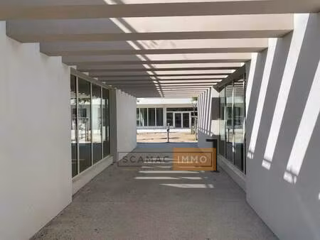 location commerce hyeres 83400 135m²
