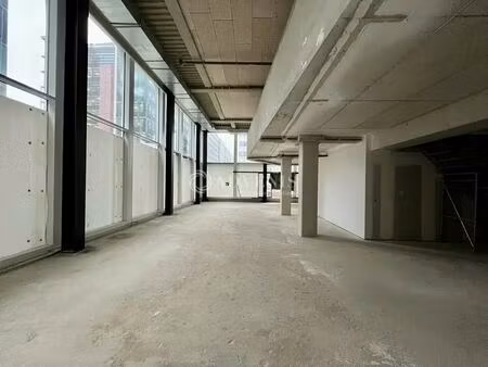 location commerce 210 m² à 947 m²