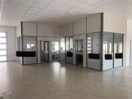 location commerce 1 300 m²
