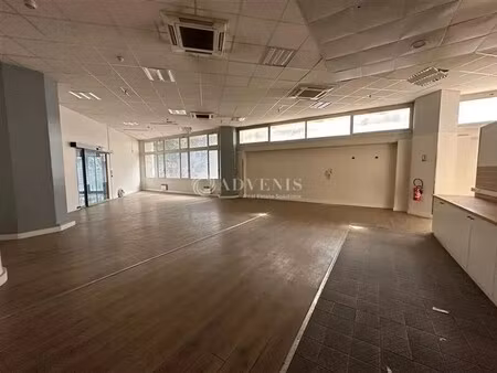 location commerce 378 m² à 876 m²