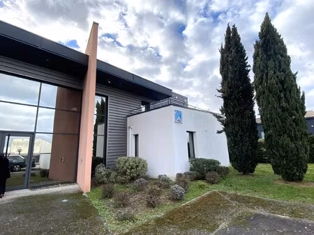 location local professionnel 949m²