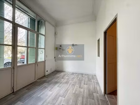 local lumineux de 42 m² à louer à apt