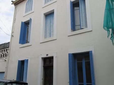 grande maison lumineuse avec terrasse