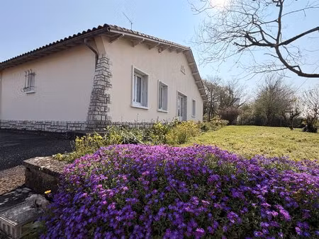 pavillon de plain-pied offrant trois chambres  garages  dépendance  le tout sur un terrain