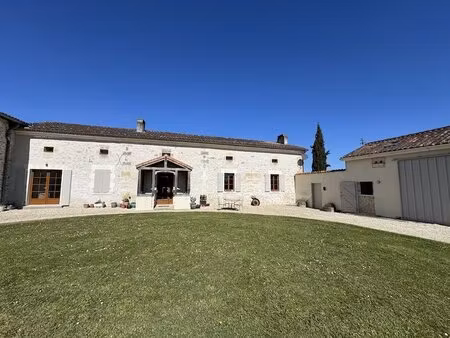 maison avec 2 gites  grand jardin et grange.