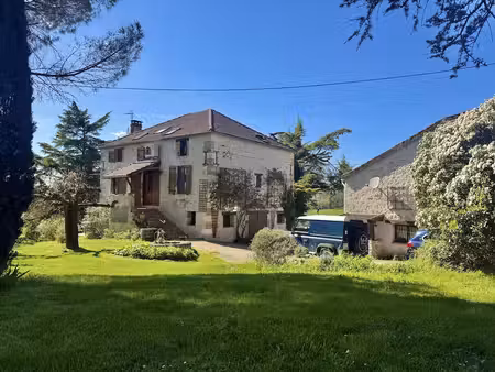 maison avec 5 chambres  gite  dependants  3 hectares et piscine