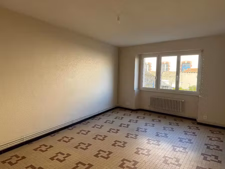 location appartement 4 pièces aux herbiers (85500) : à louer 4 pièces / 76m² les herbiers