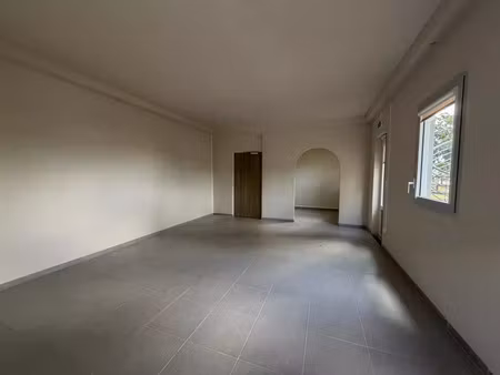 location bureau 40 m² à le lamentin (97232)