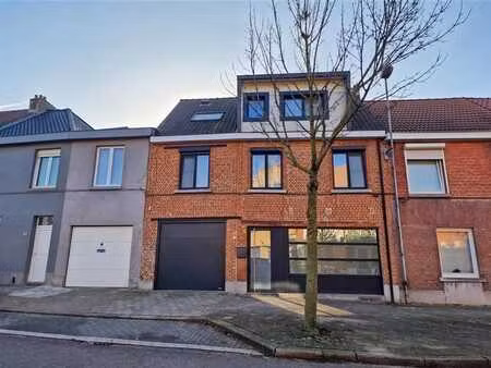 grande maison avec garage et atelier