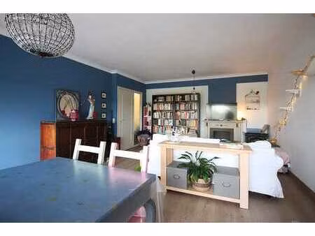 appartement avec séjour lumineux et vue verdoyante