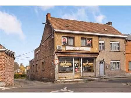 grand immeuble mixte composé d'un commerce + habitation