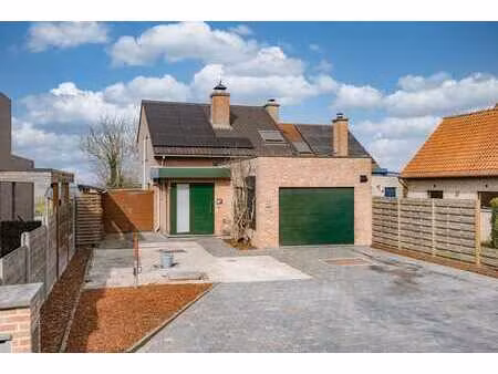 goed gelegen woning met 3 slaapkamers  garage en tuin met...