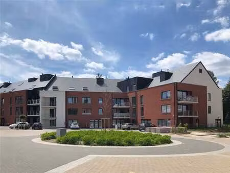 apt 2 ch de ±105m² au rdc avec grenier et pkg int.