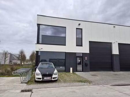dépôt moderne avec espace de bureau et parking.
