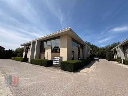 174 m² instapklare kantoren in het moderne latem business...