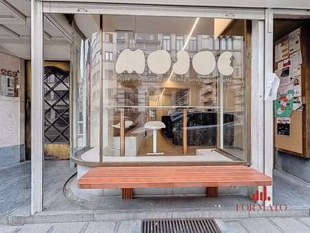 emplacement aaa : rez commercial avec vitrine et jardin