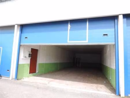 entrepôt situé le long de la n4