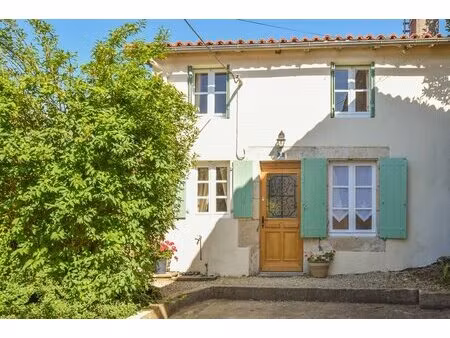 maison pretty détachée avec jardin et parking  à distance de marche du centre historique