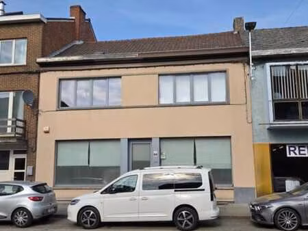 maison spacieuse avec espace bureau à l'avant.