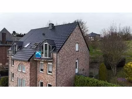 appartement une chambre avec cave et place de parking.