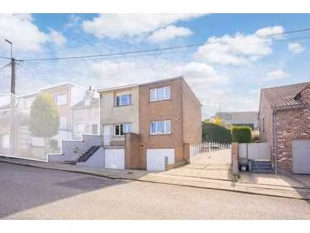 maison spacieuse 3 chambres avec 2 garages et jardin