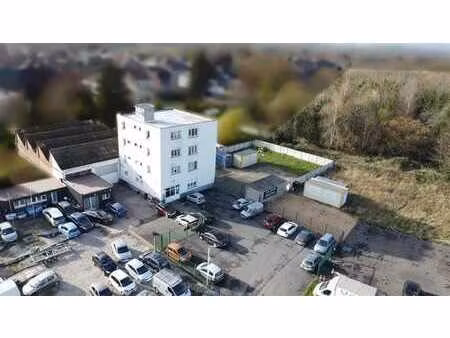 ensemble immobilier de 11 logements  un entrepôt de 450m² et