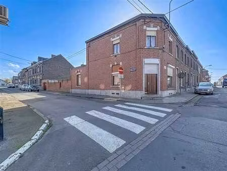 bonne maison d'angle avec garage et jardin