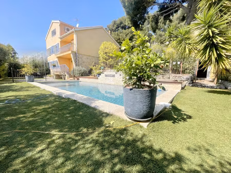 propriété provençale de 182 m2 avec piscine 5 chambres et vu
