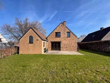 agréable maison 3 chambres  garages et beau jardin