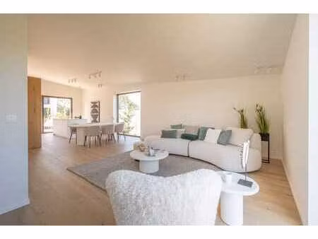 maison d’angle dans un domaine piétonnier avec terrasses ...