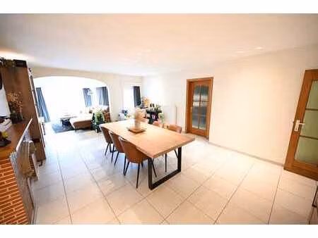 lichtrijk appartement op eerste verdieping (met lift).