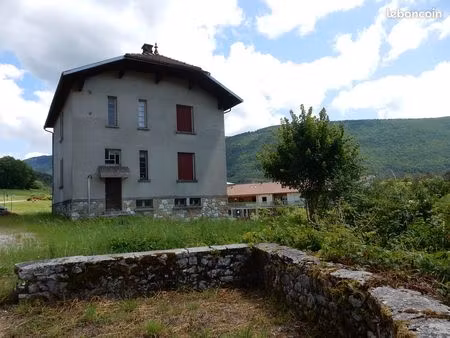 bâtisse composée de 2 appartements + s/sol complet et ombles sur 923m² de terrain