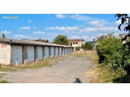 ensemble de 12 garages + terrain + local à exploiter
