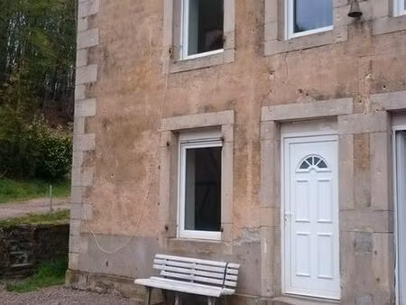 maison mitoyenne dans cadre verdoyant avec rivière