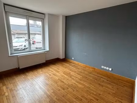 appartement rénové avec terrasse et parking