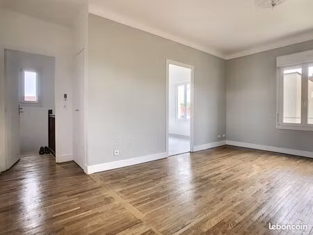 grand type 2 avec parking au calme ste savine