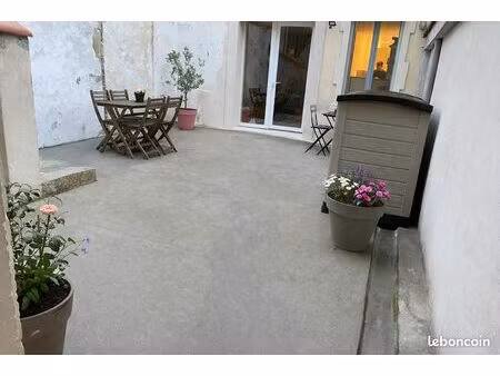 maison de ville avec cour – 1 chambre + mezzanine