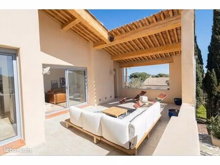 maison avec vue étang  piscine  double garage  4chambres 4 salle de bain 4wc