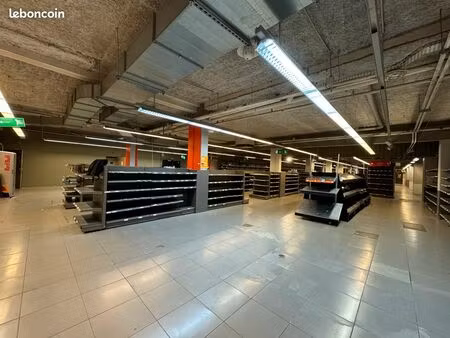grand local 1150 m² à louer à saint-denis ideal supermarché ou salle de sport