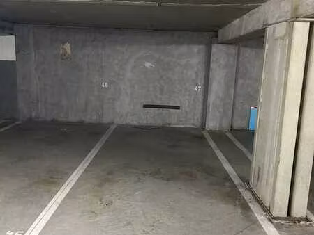 place de parking dans un garage souterrain à un emplacement