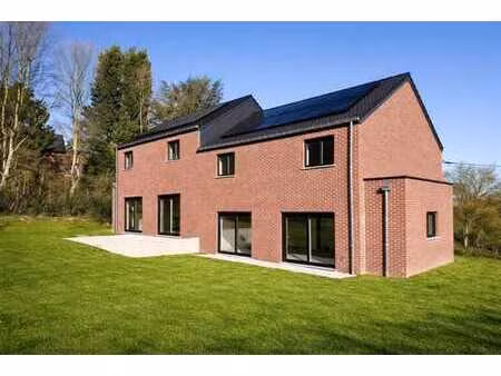 maison neuve avec panneaux photovoltaïques et chauffage sol
