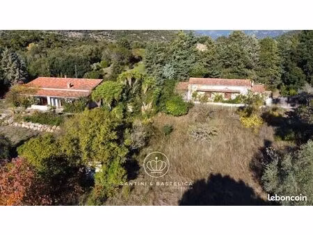 propriété 6 pièces 240 m²