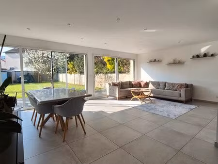 maison familiale récente (2020) : 6 pièces / 4 chambres / 130m2 / terrain 415m2 /4231 le m