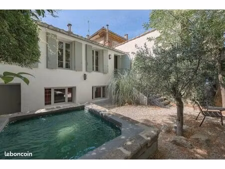 à [url masquée pour votre sécurité] de ville avec jardin  bassin et deux garages- centre v