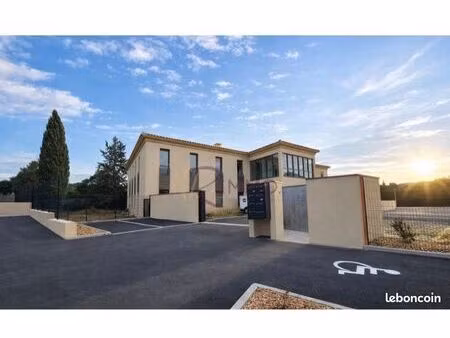 bureau dans cabinet médical