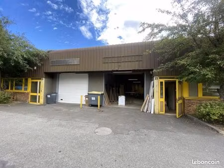 local d'activité 1 044 m²