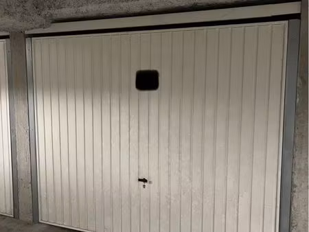 garage box fermé proche charpennes et lyon 6