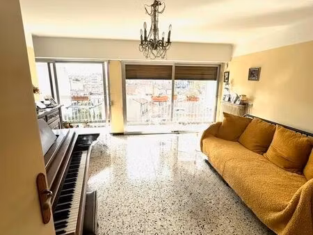 t1 proximité timone occupé avec balcon (agence s'abstenir)