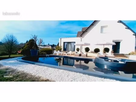 villa avec piscine et jacuzzi et local commercial
