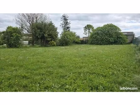 terrain 942 m² saintes